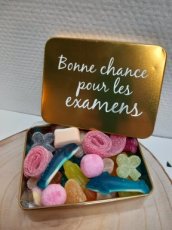 Boîte à bonbons avec un message.